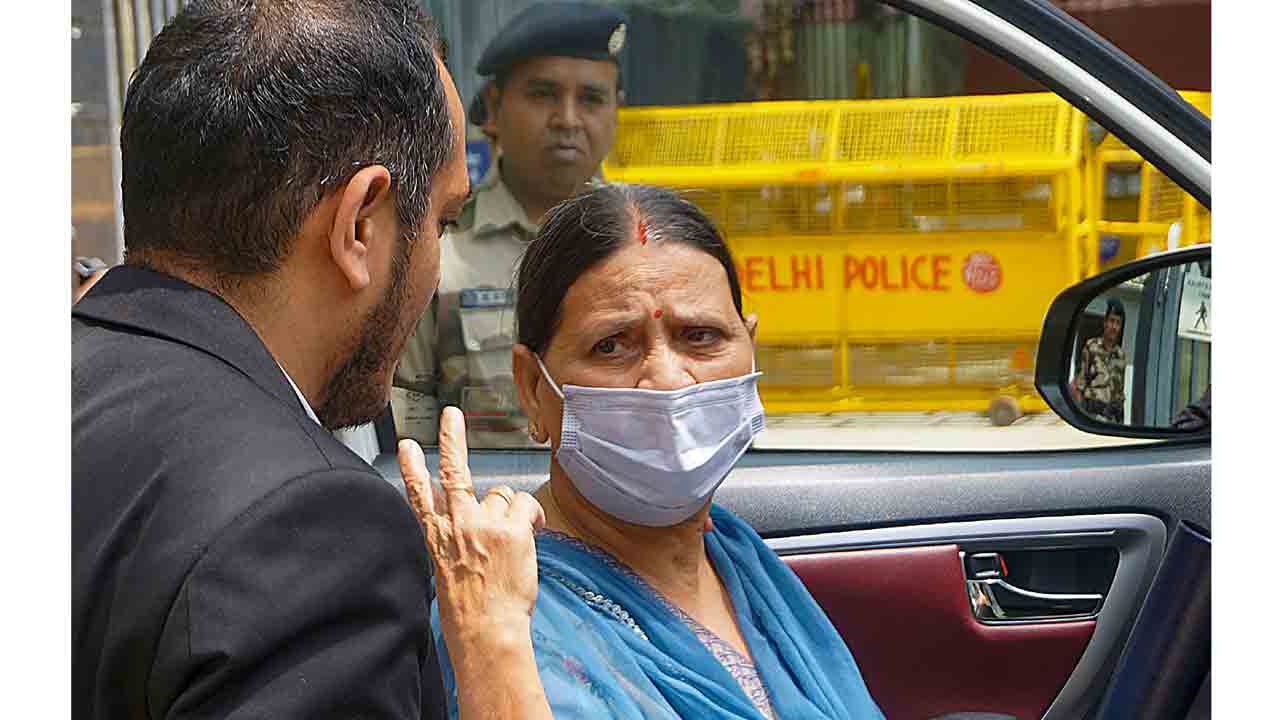 రబ్రీదేవిని ఐదుగంటలు ప్రశ్నించిన ఈడీ