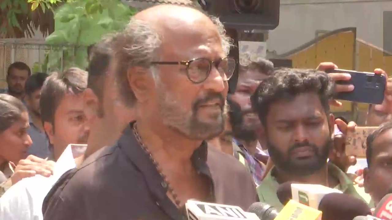Rajinikanth | మంచి మిత్రుడిని కోల్పోయా.. శరత్‌బాబు భౌతికకాయానికి నివాళులర్పించిన రజనీకాంత్‌