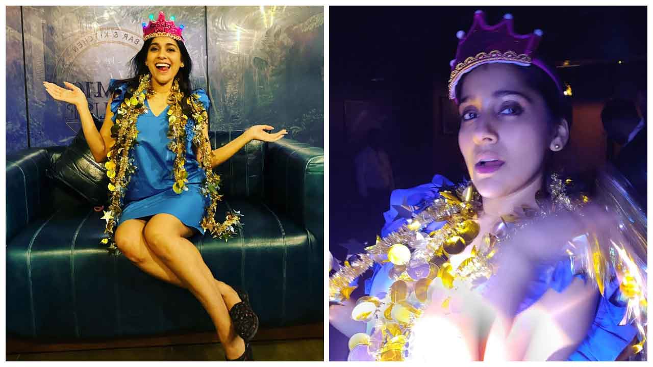 Rashmi Gautam | బ్లూ కలర్ మినీ స్కర్ట్స్‌లో రష్మి గౌతమ్ చిలిపి పోజులు..