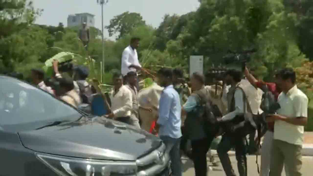 Ravi Ganiga | ఎడ్ల బండిపై అసెంబ్లీకి కర్ణాటక కాంగ్రెస్‌ ఎమ్మెల్యే రవి గనిగ.. వీడియో