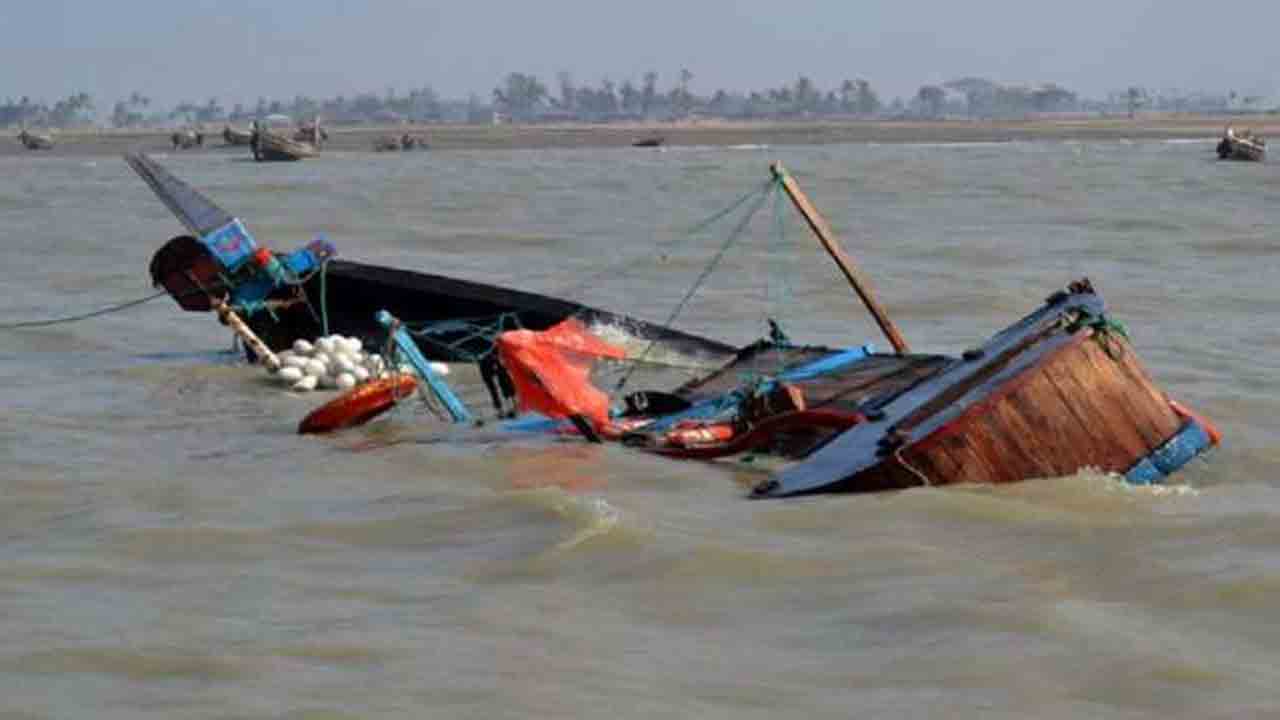 Boat capsizes in river Ganga | గంగానదిలో పడవ బోల్తా.. నలుగురు మృతి.. 25 మంది గల్లంతు