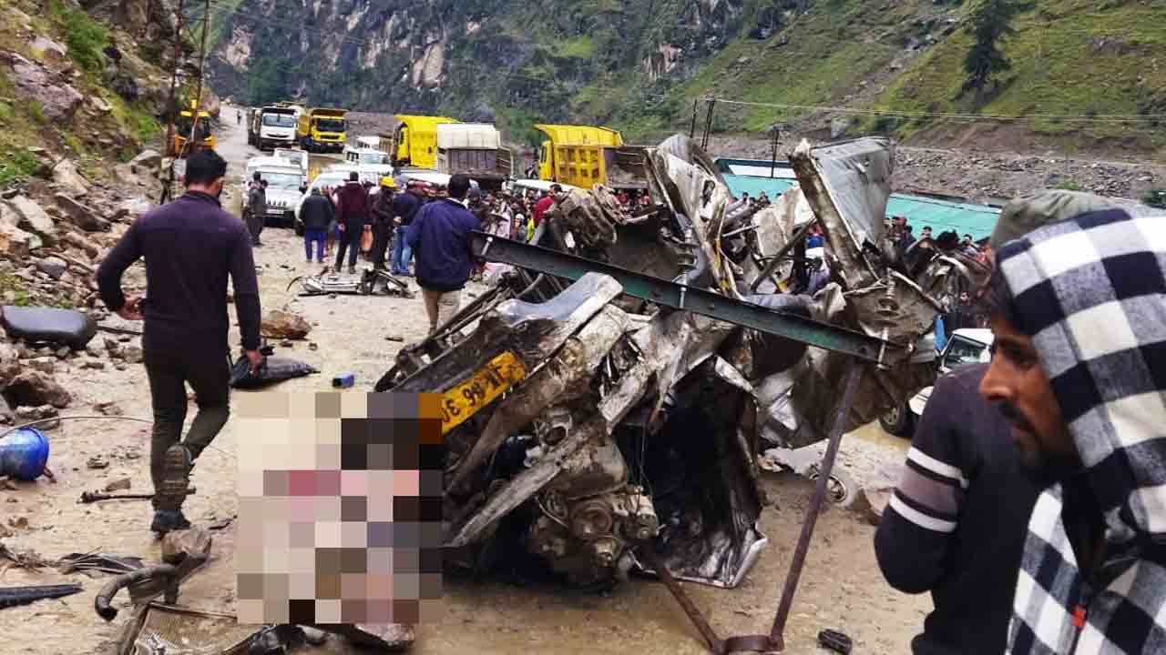 Road Accident | లోయలో పడిన క్రూజర్‌ వాహనం.. ఆరుగురు మృతి