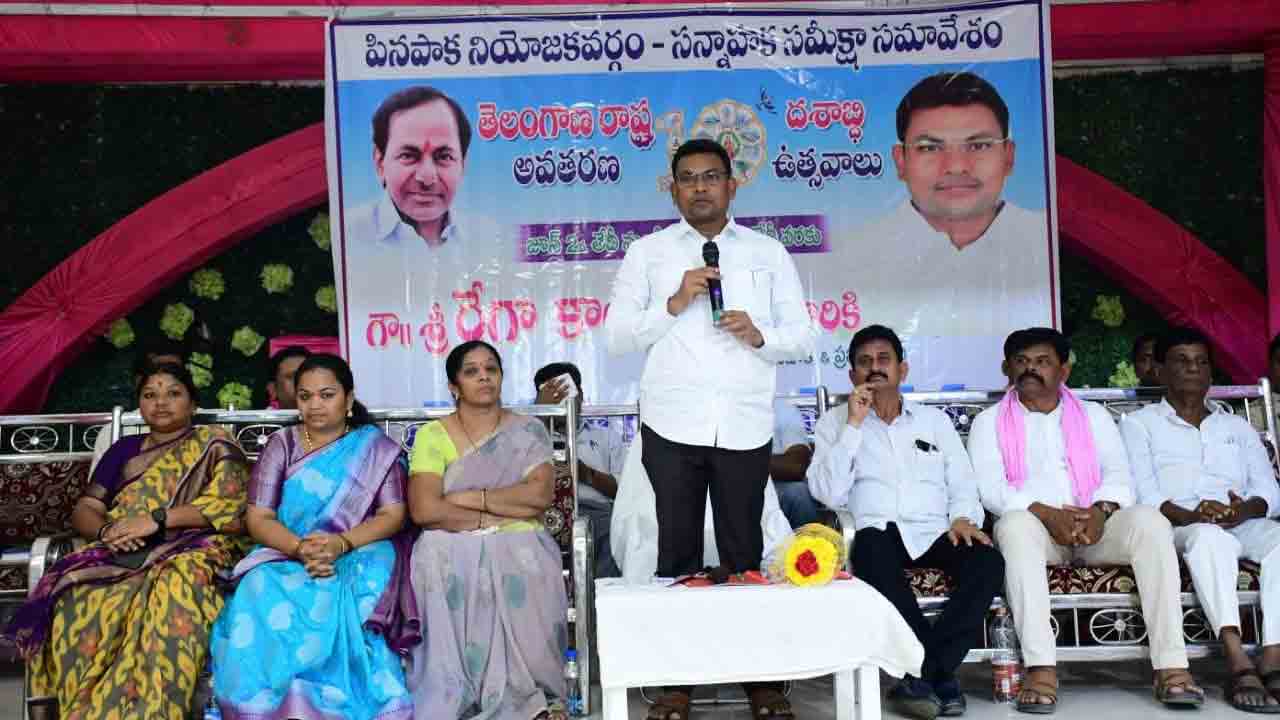 పదేళ్ల ప్రగతి ఆవిష్కృతమవ్వాలి