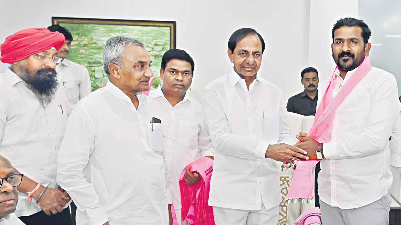 BRS |  మరాఠీ గోర్కీ మనుమడు బీఆర్‌ఎస్‌లోకి.. మానవహిత్‌ డెమొక్రటిక్‌ పార్టీ సైతం విలీనం