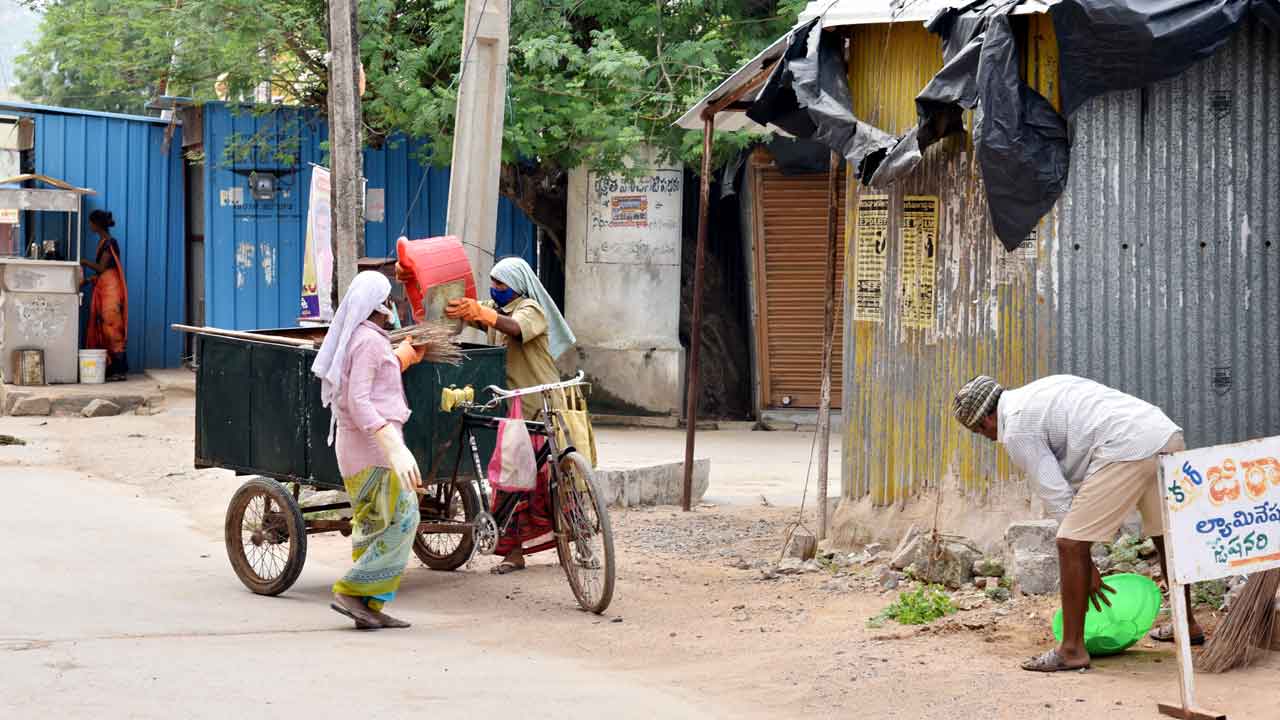 వేతన వెలుగులు.. పారిశుధ్య కార్మికులకు జీతాలు పెంపు