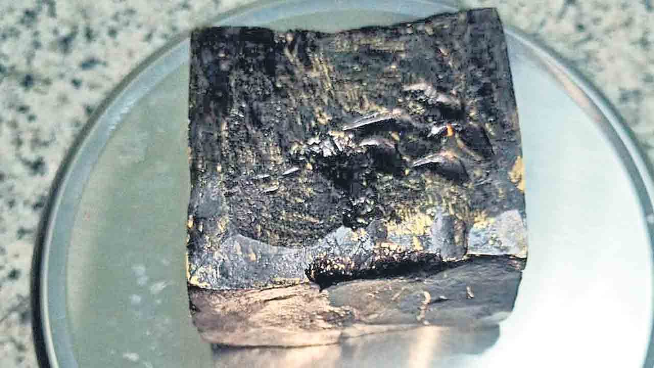 బ్యాటరీ రూపంలో బంగారం స్మగ్లింగ్‌