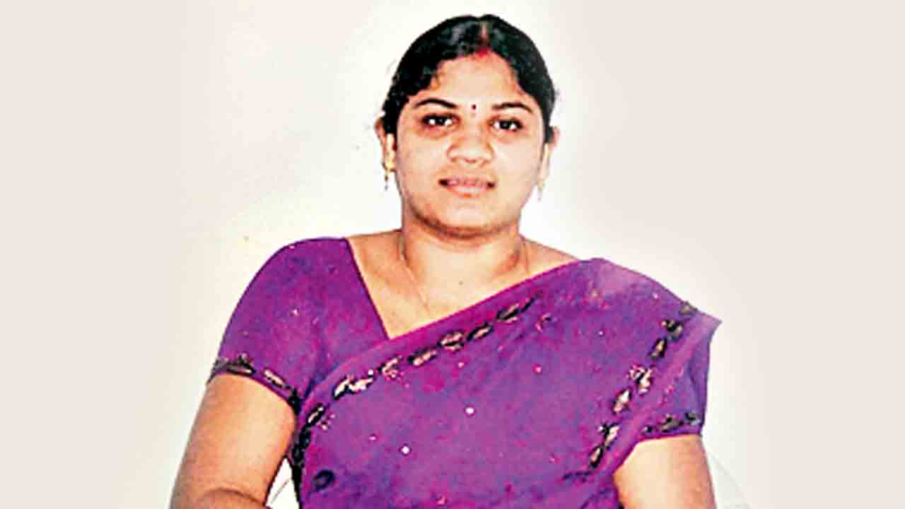 విడాకులివ్వడం లేదని..భార్య గొంతుకోసి హత్య