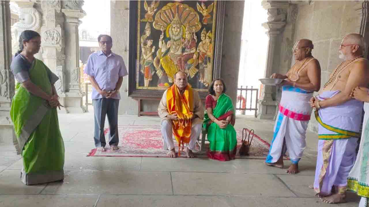 Yadadri | యాదాద్రీశుడిని దర్శించుకున్న సోమేశ్‌కుమార్‌ దంపతులు