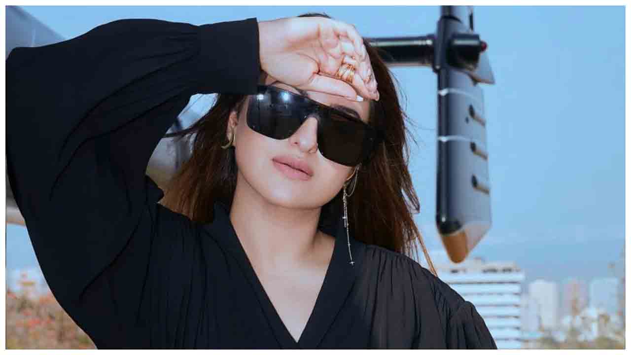 Sonakshi Sinha | బ్లాక్ డ్రెస్‌లో హొయలు పోయిన సోనాక్షి సిన్హా..