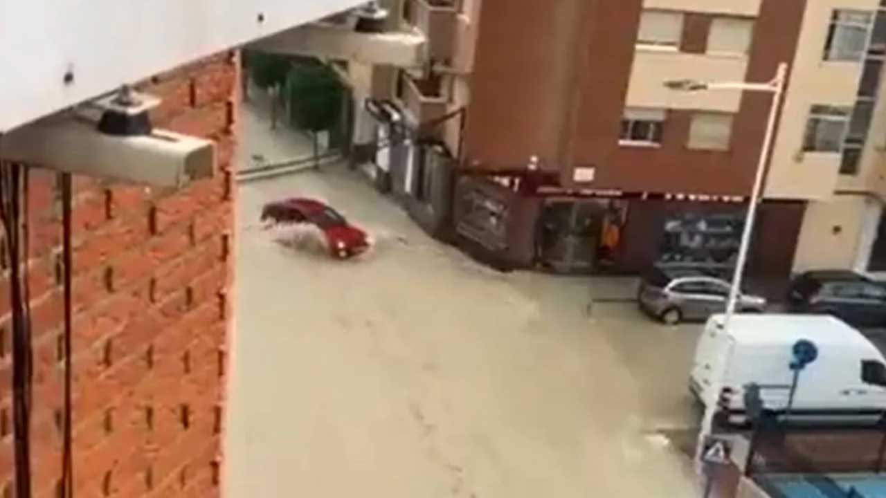 Spain | కుండపోత వర్షానికి వరదలో కొట్టుకుపోయిన కారు.. వీడియో