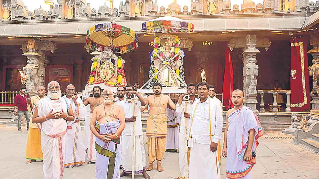 వైభవంగా లక్ష్మీనరసింహుల తిరువీధి సేవ
