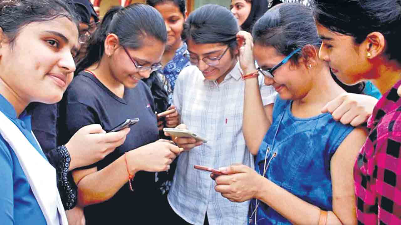 స‌త్తా చాటిన స‌ర్కార్ విద్యార్థులు