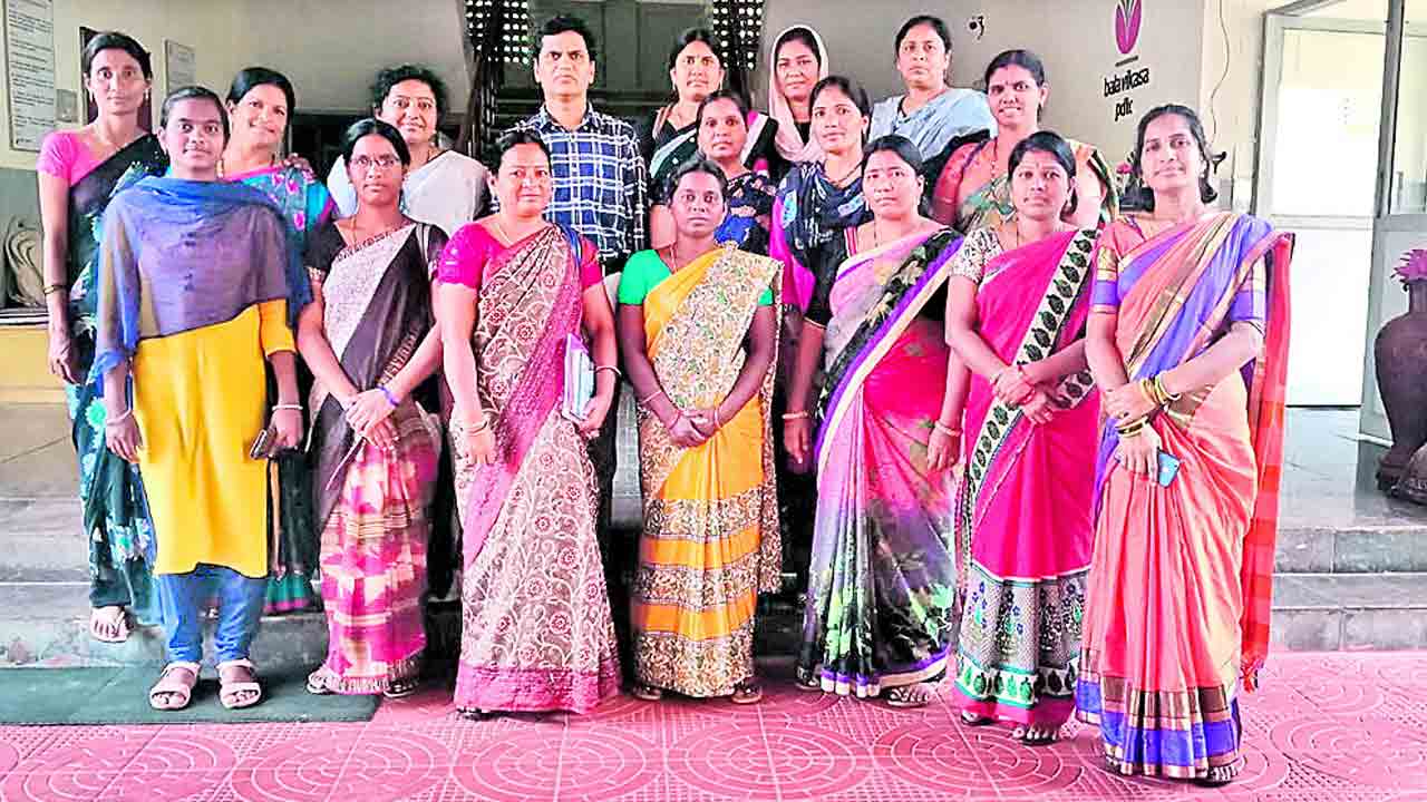 సంఘ‌టిత‌మై.. దేశానికి పొదుపు పాఠ‌మై!