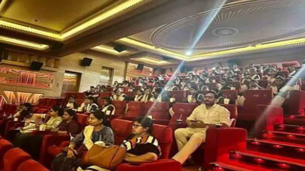 The Kerala Story | హిందూ యువతులకు ‘ది కేరళ స్టోరీ’ సినిమా చూపించిన బీజేపీ నేత