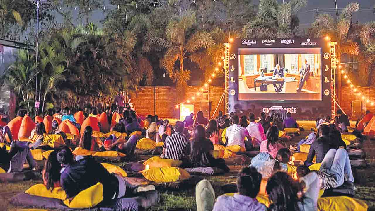 Open Air Theatre |  ఇష్టమైన ఫుడ్ తింటూ నచ్చిన మూవీ చూస్తూ.. హైదరాబాద్లో ఓపెన్ ఎయిర్ థియేటర్లకు భలే క్రేజ్