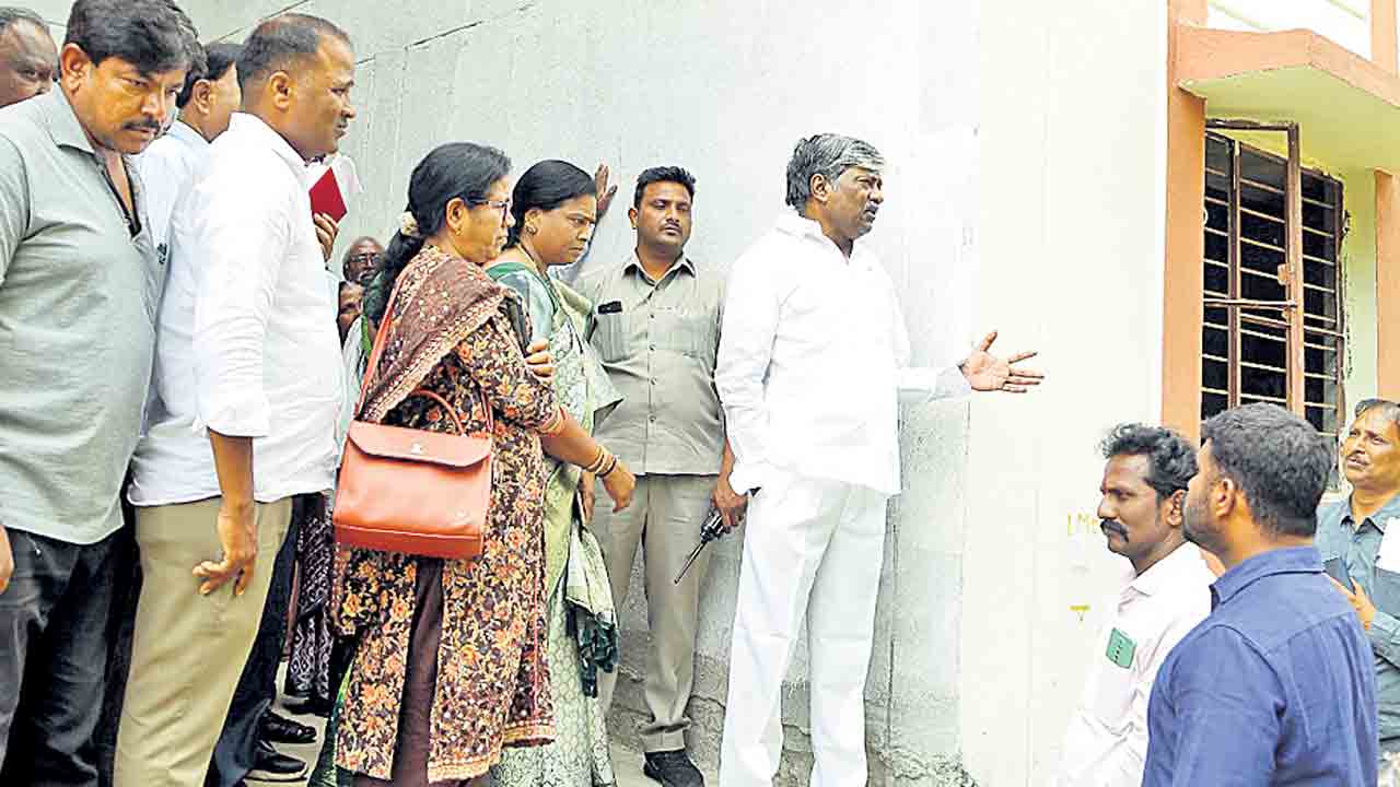 అభివృద్ధి పనులు త్వరగా పూర్తి చేయాలి