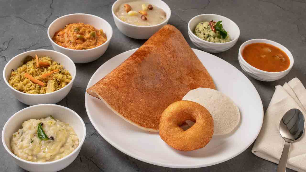 Karnataka Elections | ఓటర్లకు ఉచిత ఆహారం ఆఫర్‌ చేసిన హోటళ్లు.. జైల్లో పెడుతామని హెచ్చరించిన ఎలక్షన్‌ కమిషన్‌