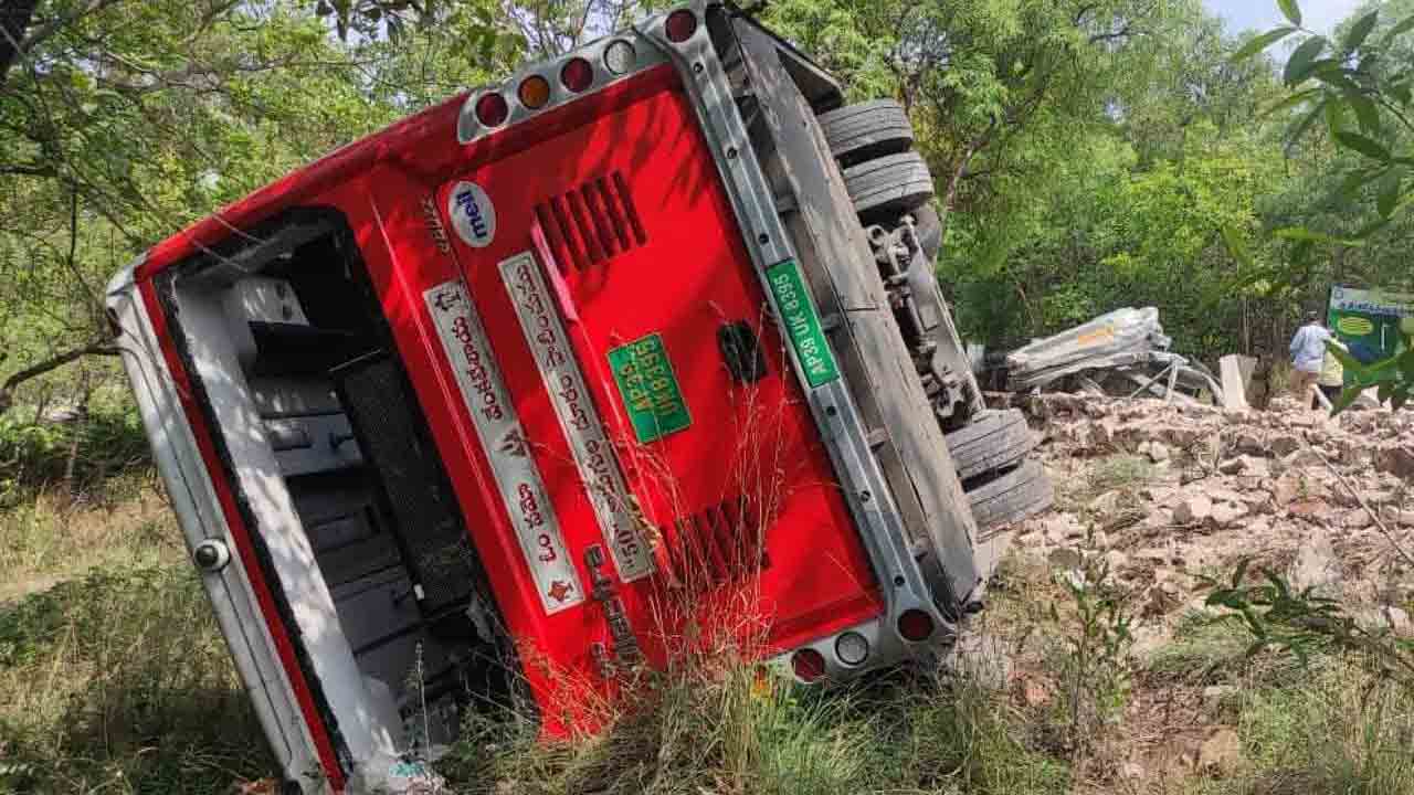 లోయలోపడ్డ ఎలక్ట్రిక్‌ బస్సు