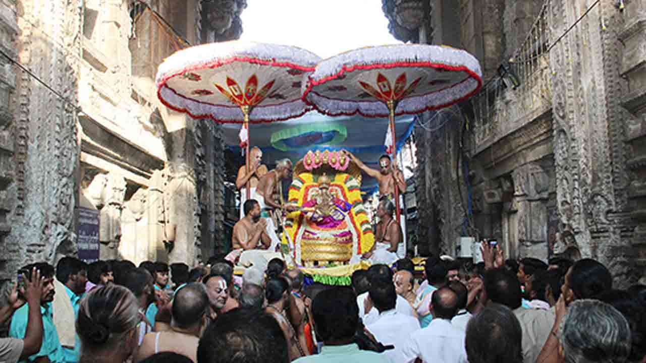 Brahamotsavam | తిరుపతిలో కొనసాగుతున్న బ్రహ్మోత్సవాలు..చిన్నశేష వాహనంపై గోవిందుడు దర్శనం