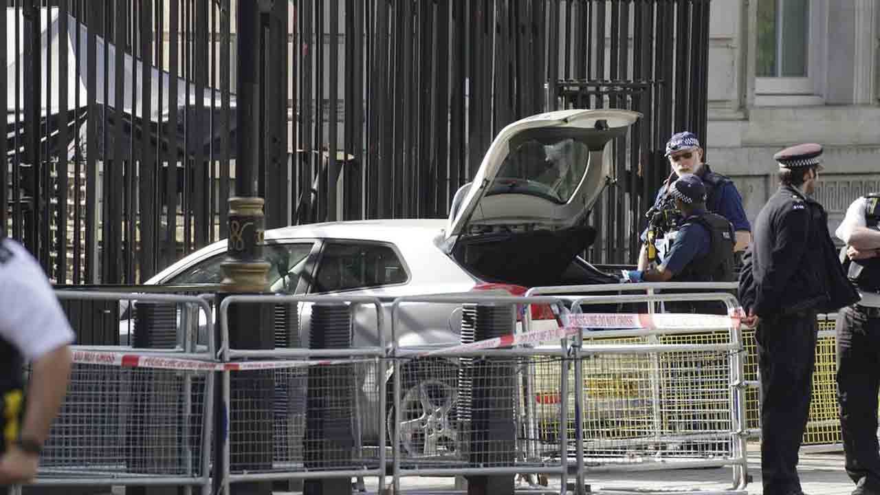 UK PM Rishi Sunak | బ్రిటన్‌ ప్రధాని నివాసం వైపు దూసుకొచ్చిన కారు.. గేట్లను ధ్వంసం చేసి