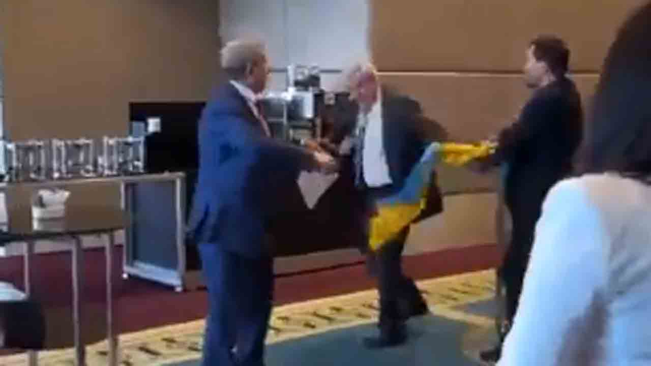 Video | ఉక్రెయిన్‌ ఎంపీ చేతిలోని జెండాను లాక్కున్న రష్యా ప్రతినిధి.. చావబాదిన ఎంపీ