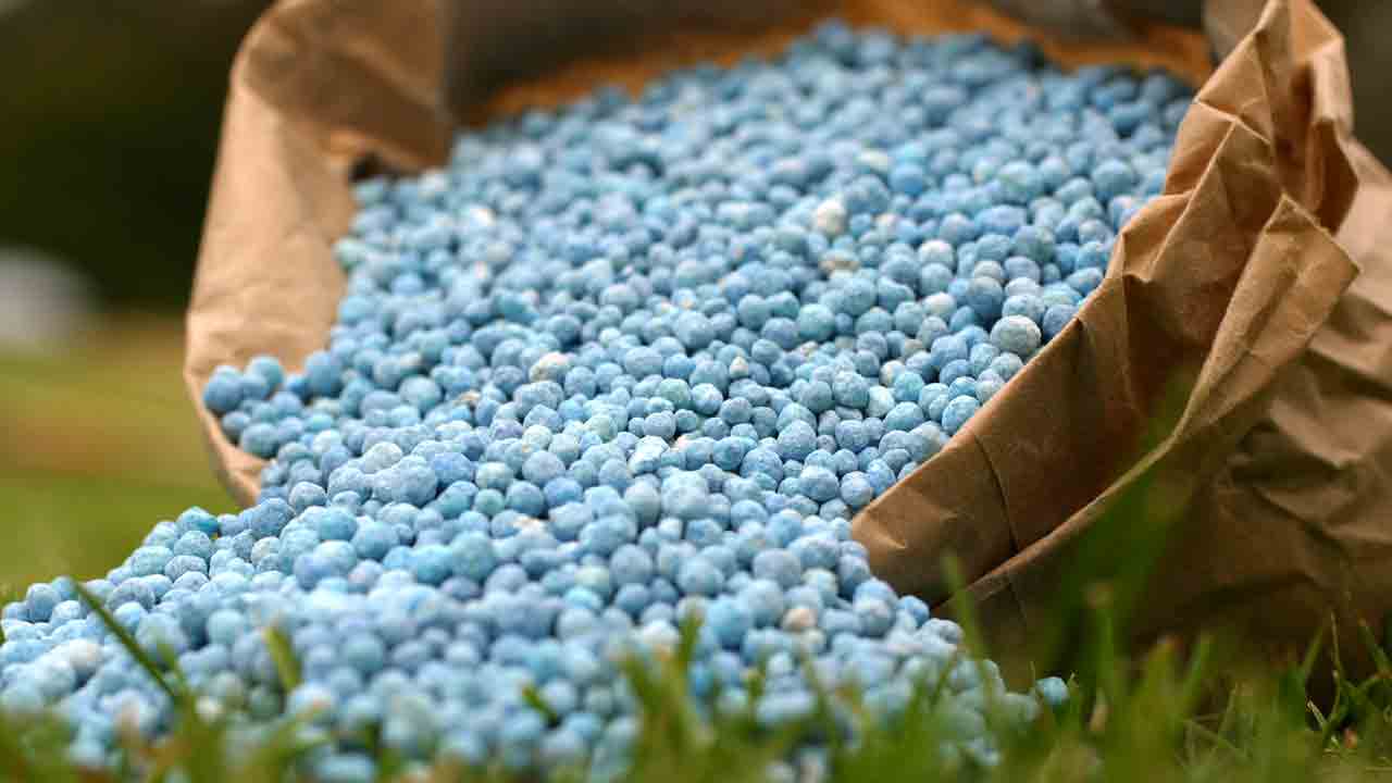 పరిశ్రమలకు తరలుతున్న యూరియా