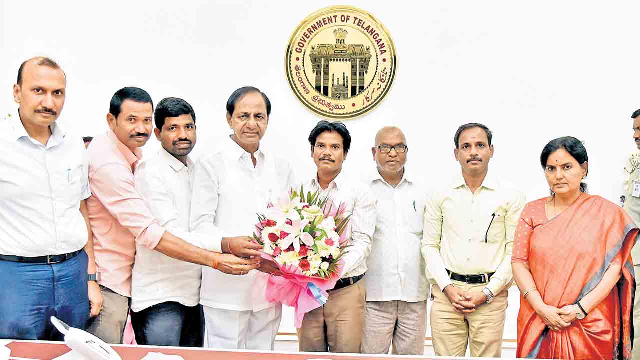 VRA |  ప్రభుత్వశాఖల్లో వీఆర్‌ఏల సర్దుబాటు.. రాష్ట్ర అవతరణ దశాబ్ది ఉత్సవాల సందర్భంగా క్యాబినెట్‌ నిర్ణయం