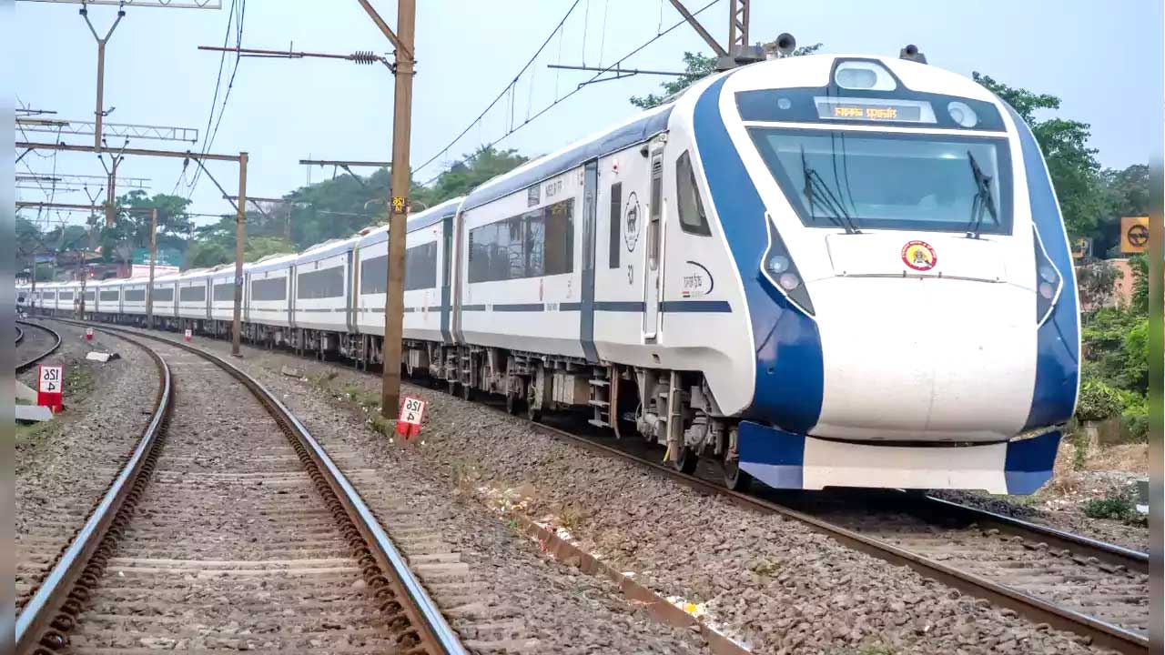 16 బోగీలతో వందేభారత్‌ రైలు