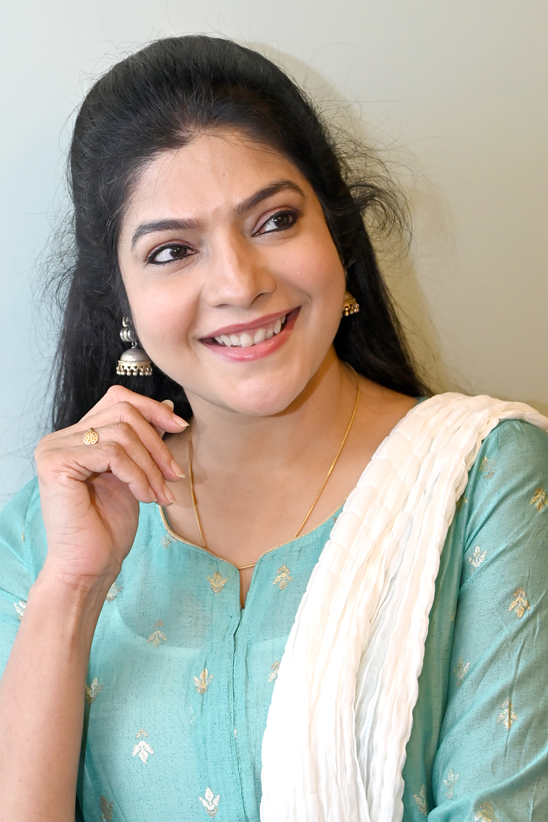 నేను తిరస్కరిస్తూ వచ్చాను. ఈ సినిమా కోసం సంప్రదించినప్పుడు కథ విని చెబుతాను అన్నాను. దర్శకురాలు నందినీరెడ్డి (Nandini Reddy) చెప్పిన కథ ఆకట్టుకుంది. 