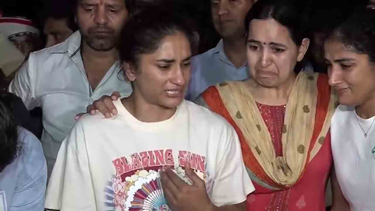 Wrestlers | రెజ్లర్లు-పోలీసుల మధ్య ఘర్షణ.. ఇలాంటివి చూసేందుకేనా పతకాలు సాధించామా అంటూ కన్నీటిపర్యంతమైన వినేశ్‌ ఫొగట్‌