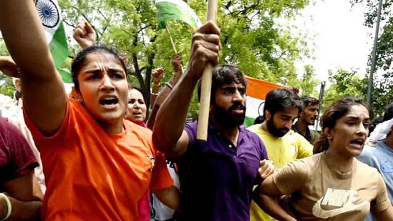 Wrestlers Protest | రెజ్ల‌ర్లపై కేసులు నమోదు చేసిన పోలీసులు