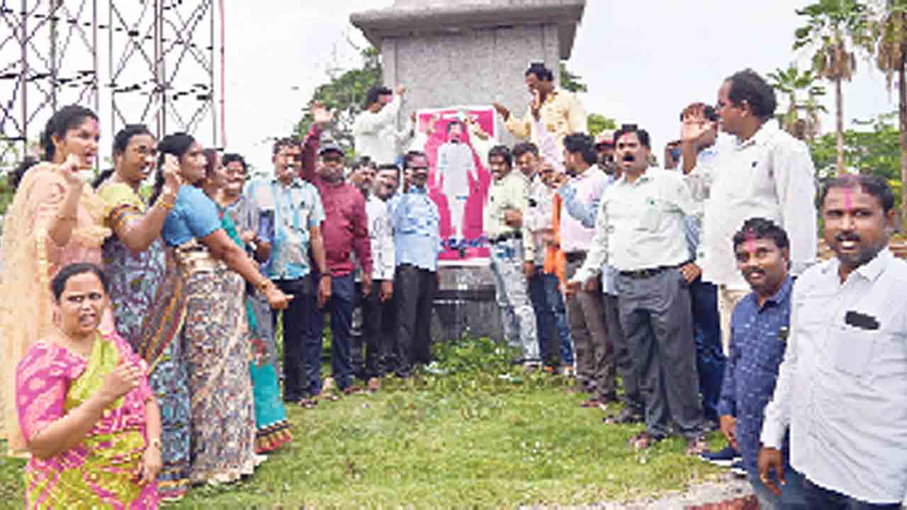 కాంట్రాక్టు అధ్యాపకుల రెగ్యులరైజ్‌పై హర్షం