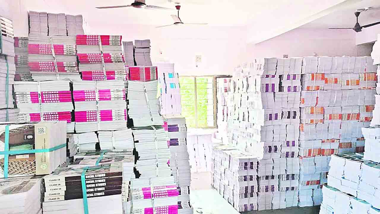 విద్యార్థులకు మొదటి రోజే పుస్తకాలు