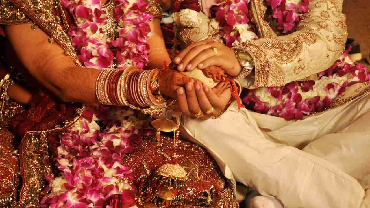 Consuming Poison At Wedding | పెళ్లిలో విషం తాగిన వధూవరులు.. పెళ్లికొడుకు మృతి