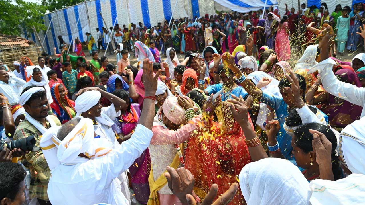 Verity Wedding | పెంటకుప్ప సాక్షిగా ఒక్కటైన జంట..! కారణం ఏంటంటే..?