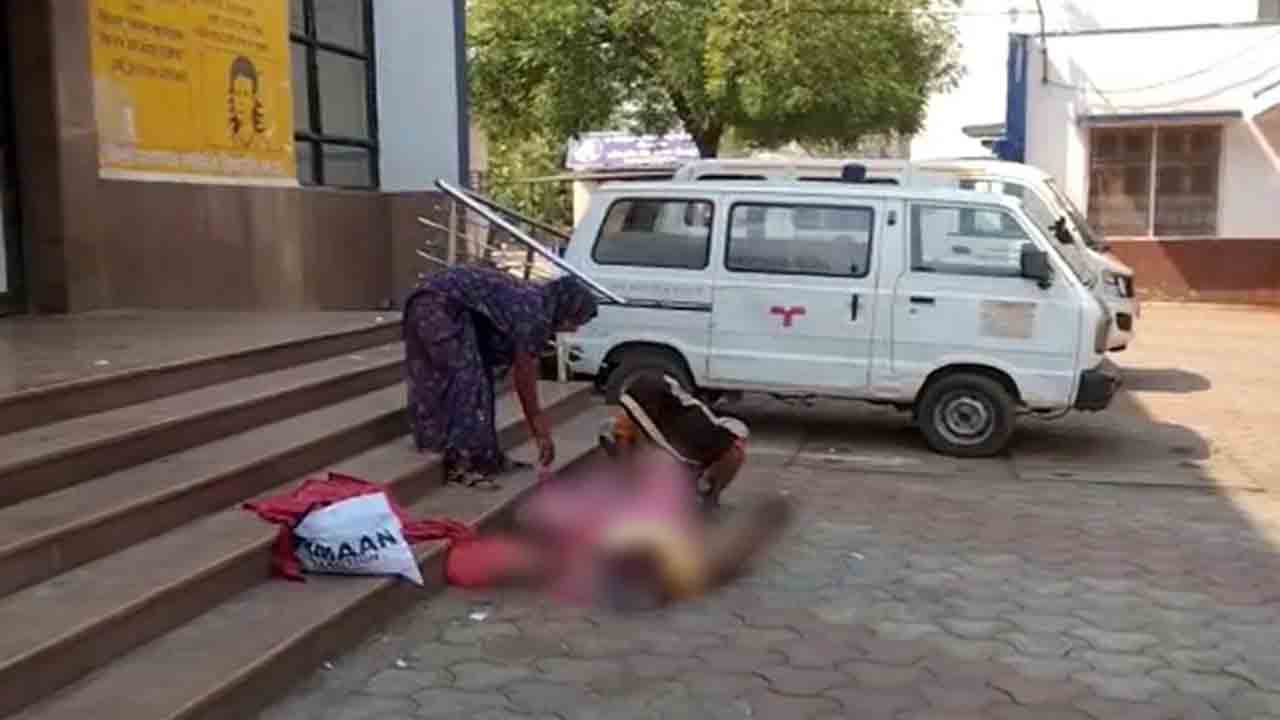 Woman Delivers Baby | మధ్యప్రదేశ్‌లో ఇదీ పరిస్థితి.. హాస్పిటల్ బయటే ప్రసవించిన మహిళ