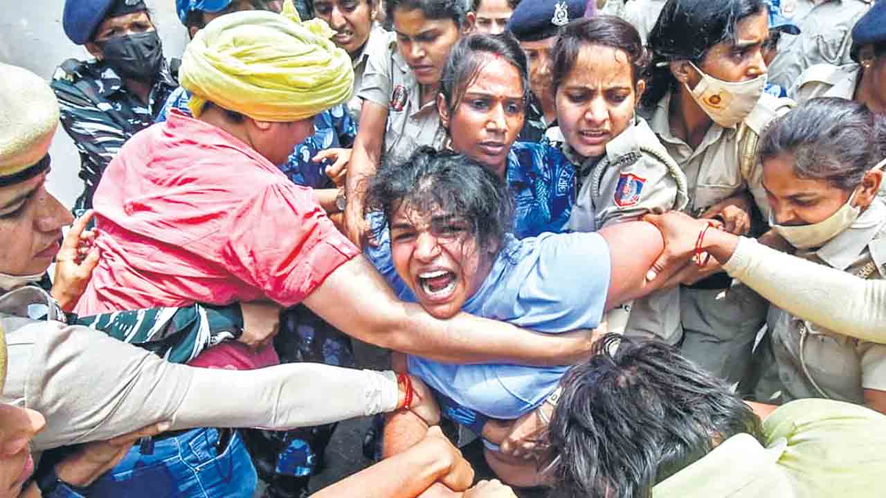 Wrestlers Protest |  ఆడబిడ్డల్ని ఈడ్చిపారేశారు.. ఓవైపు కొత్త పార్లమెంట్‌ ప్రారంభోత్సవం.. మరోవైపు రెజ్లర్ల ఆందోళనపై ఢిల్లీ పోలీసుల ఉక్కుపాదం