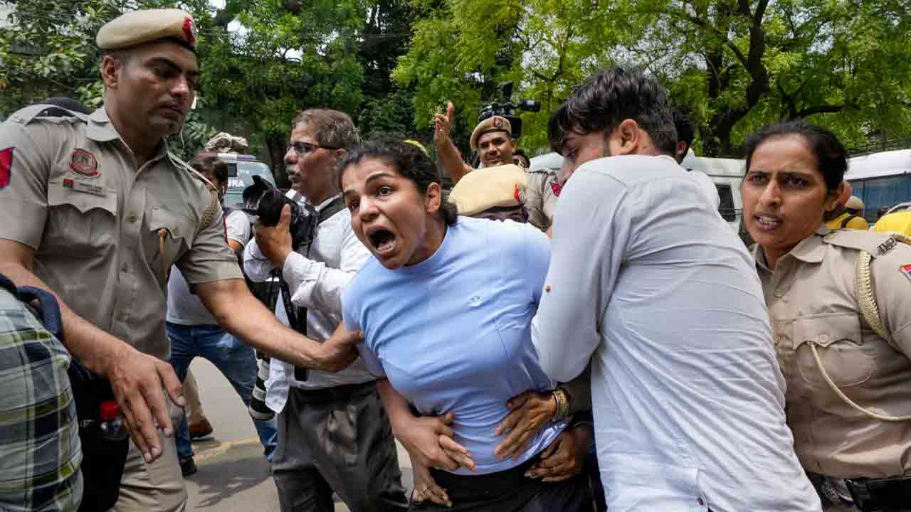 Wrestlers Protest | రెజ్లర్లపై ఎఫ్‌ఐఆర్‌ నమోదు.. ఢిల్లీ పోలీసుల తీరుపై మండిపడ్డ మల్లయోధులు