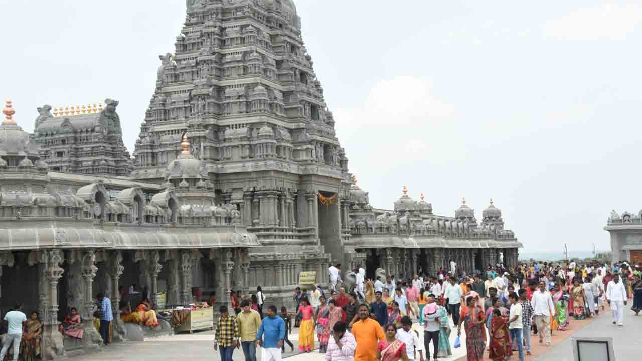 భక్తులతో యాదగిరిగుట్ట కిటకిట