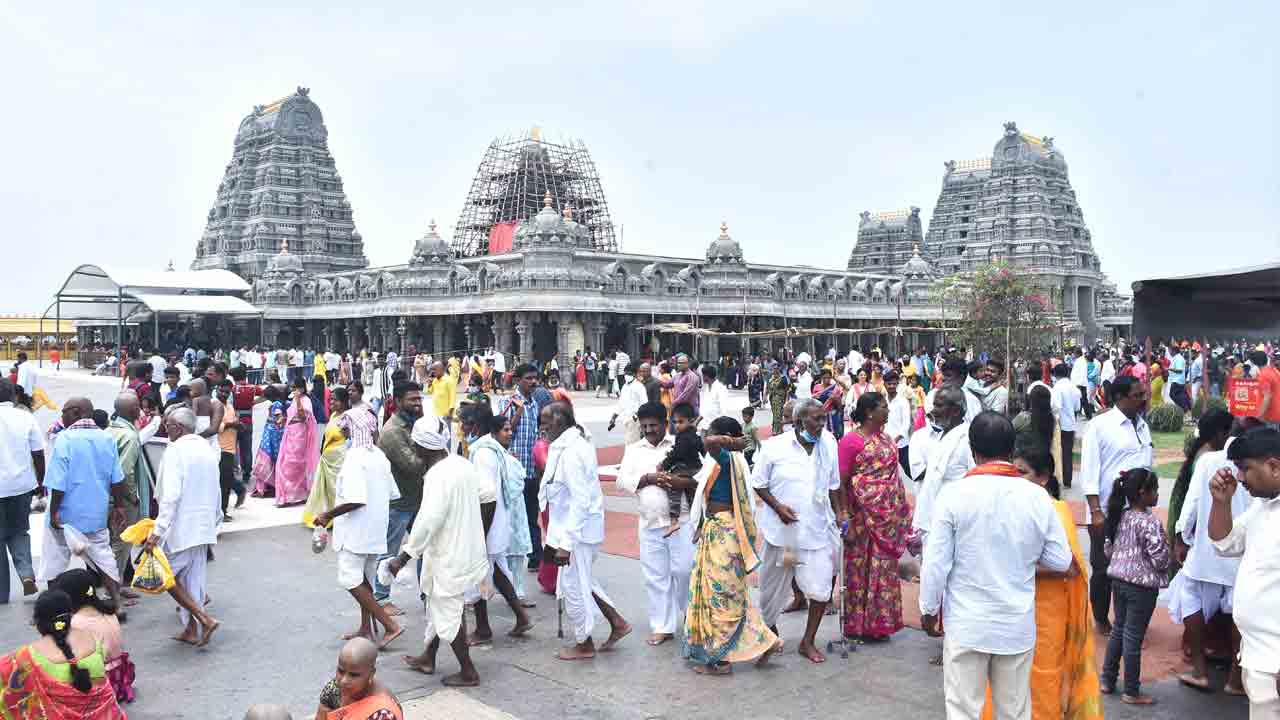 యాదగిరిగుట్టకు పోటెత్తిన భక్తులు