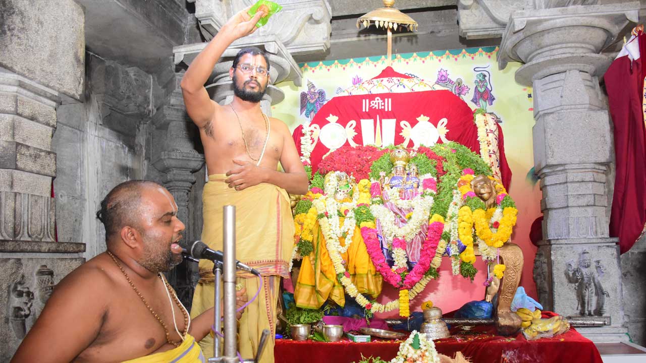 యాదగిరిగుట్టలో భక్తుల సందడి