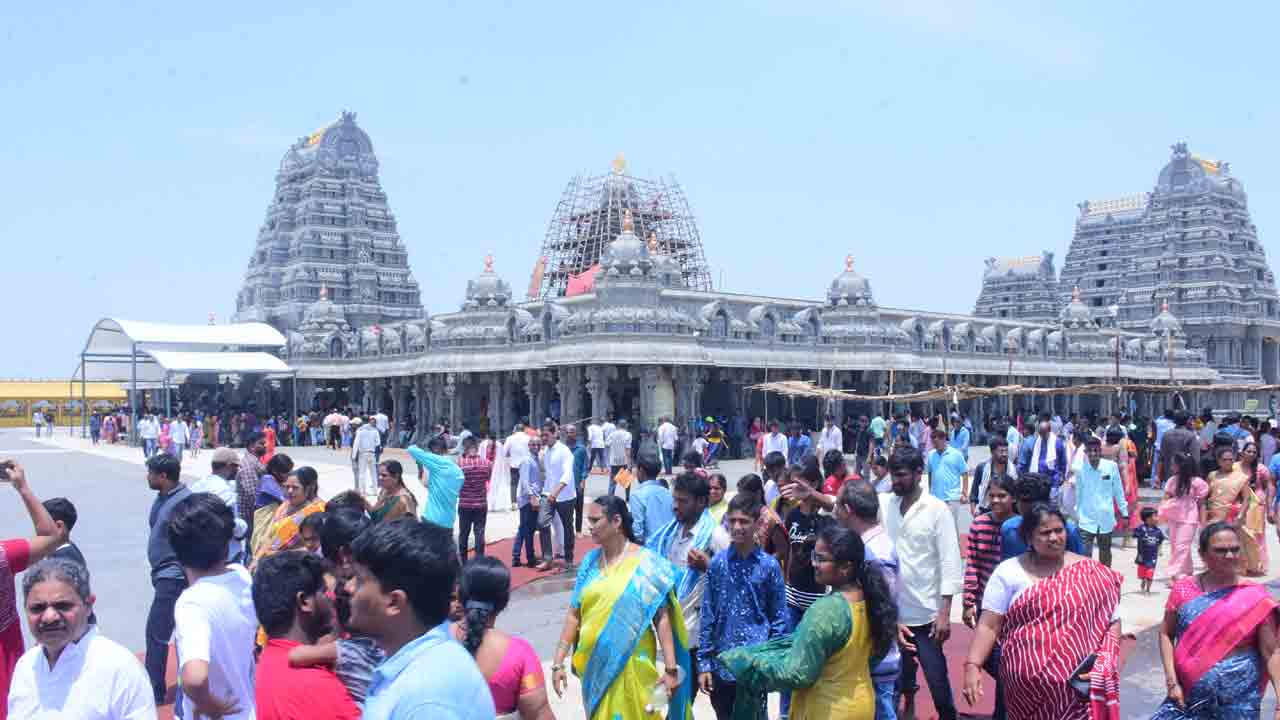 యాదగిరిగుట్టలో భక్తుల కోలాహలం