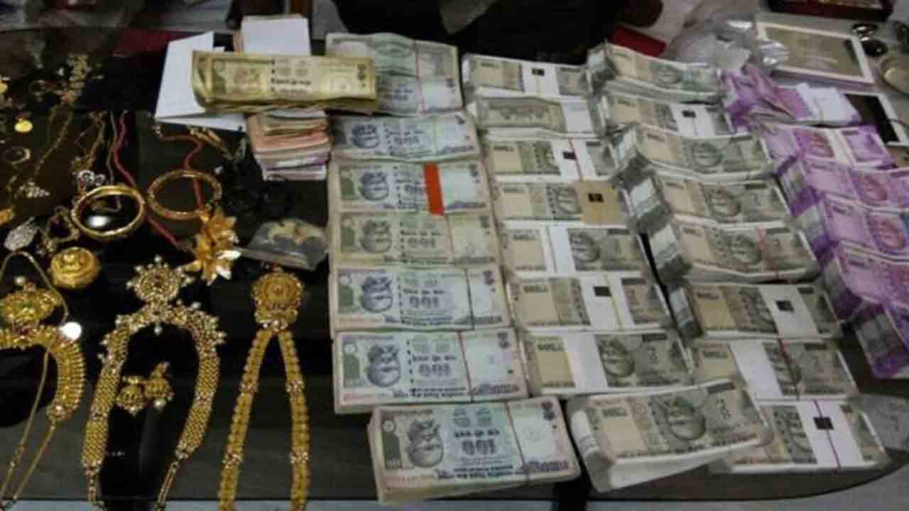 ACB Raids | ఏపీలో పలు అధికారుల నివాసాలపై ఏసీబీ దాడులు ..భారీ మొత్తంలో నగదు, బంగారం స్వాధీనం