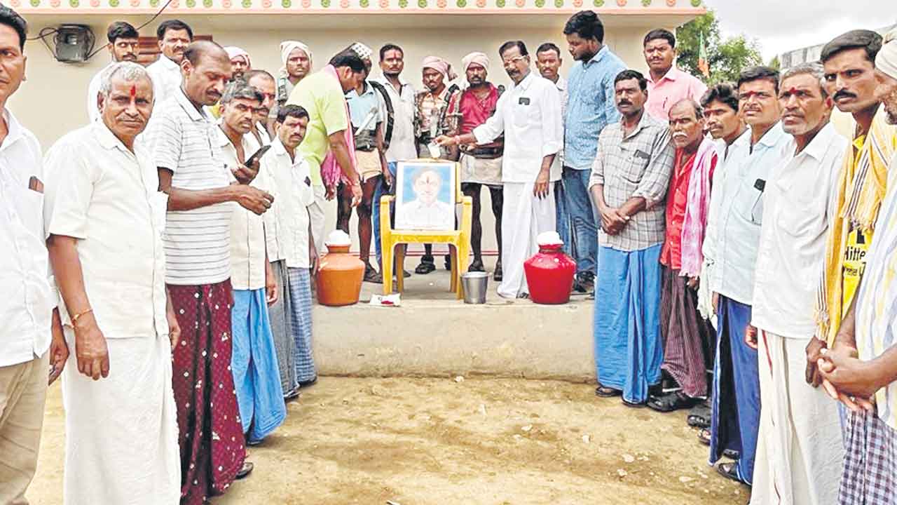 అభిమానం అభిషేకమై..