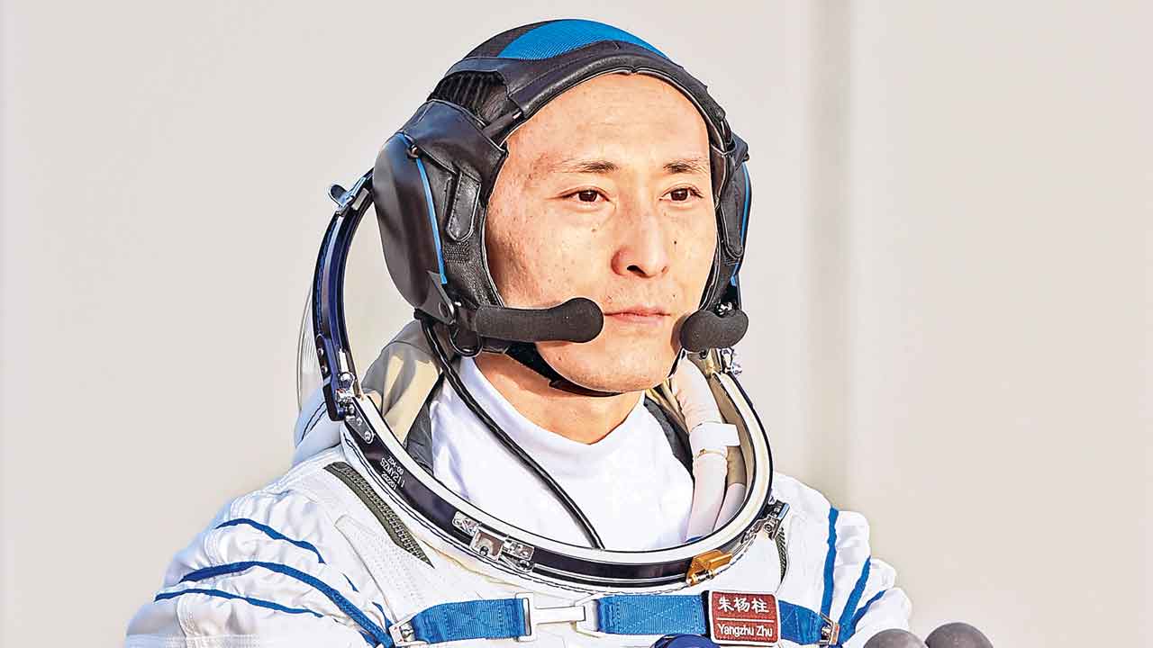 అంతరిక్షంలోకి చైనా పౌరుడు