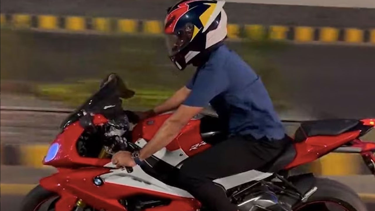 Babar Azam: బీఎండ‌బ్ల్యూ బైక్ న‌డిపిన బాబ‌ర్ ఆజ‌మ్‌.. పాక్ కెప్టెన్‌పై నెటిజెన్ల ఆగ్ర‌హం