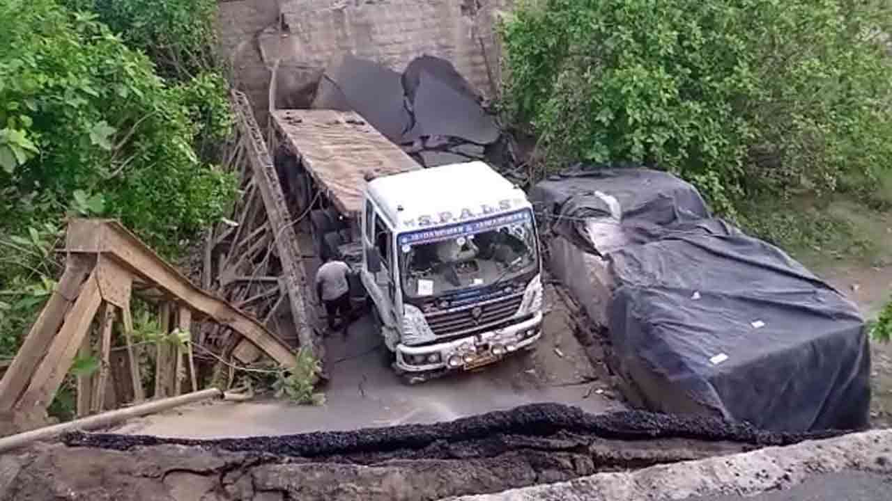Bahuda Bridge |  ఇచ్ఛాపురంలో కూలిపోయిన బహుదా బ్రిడ్జి.. వీడియో