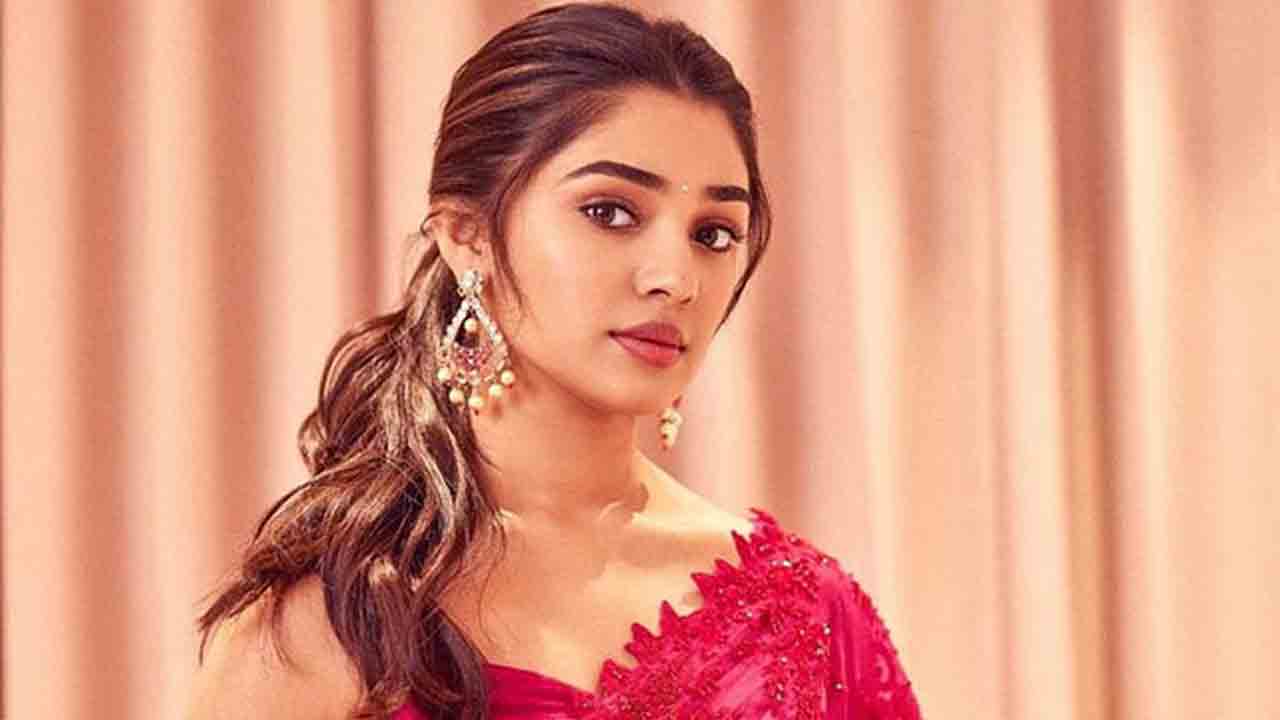 Krithi Shetty | ఆ సినిమాలో రొమాంటిక్‌ సీన్స్‌లో మనస్పూర్తిగా నటించలేకపోయాను : కృతి శెట్టి