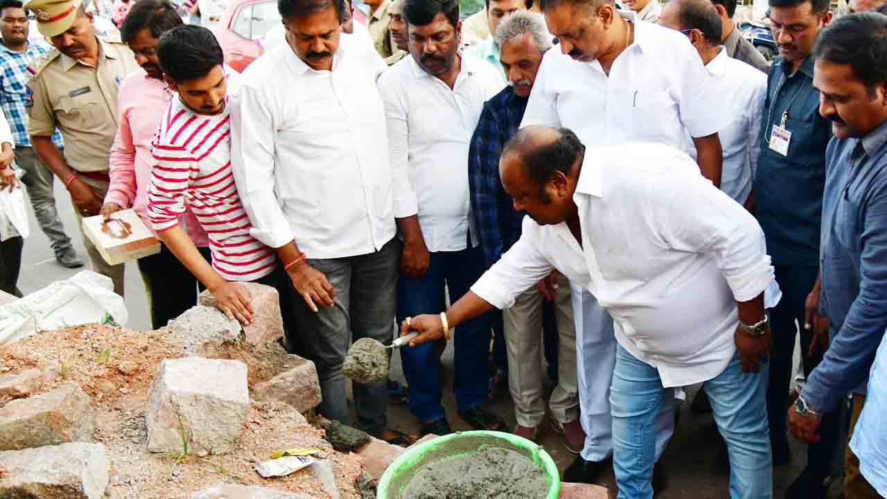 కరీంనగరాన్ని సుందరంగా తీర్చిదిద్దుతాం