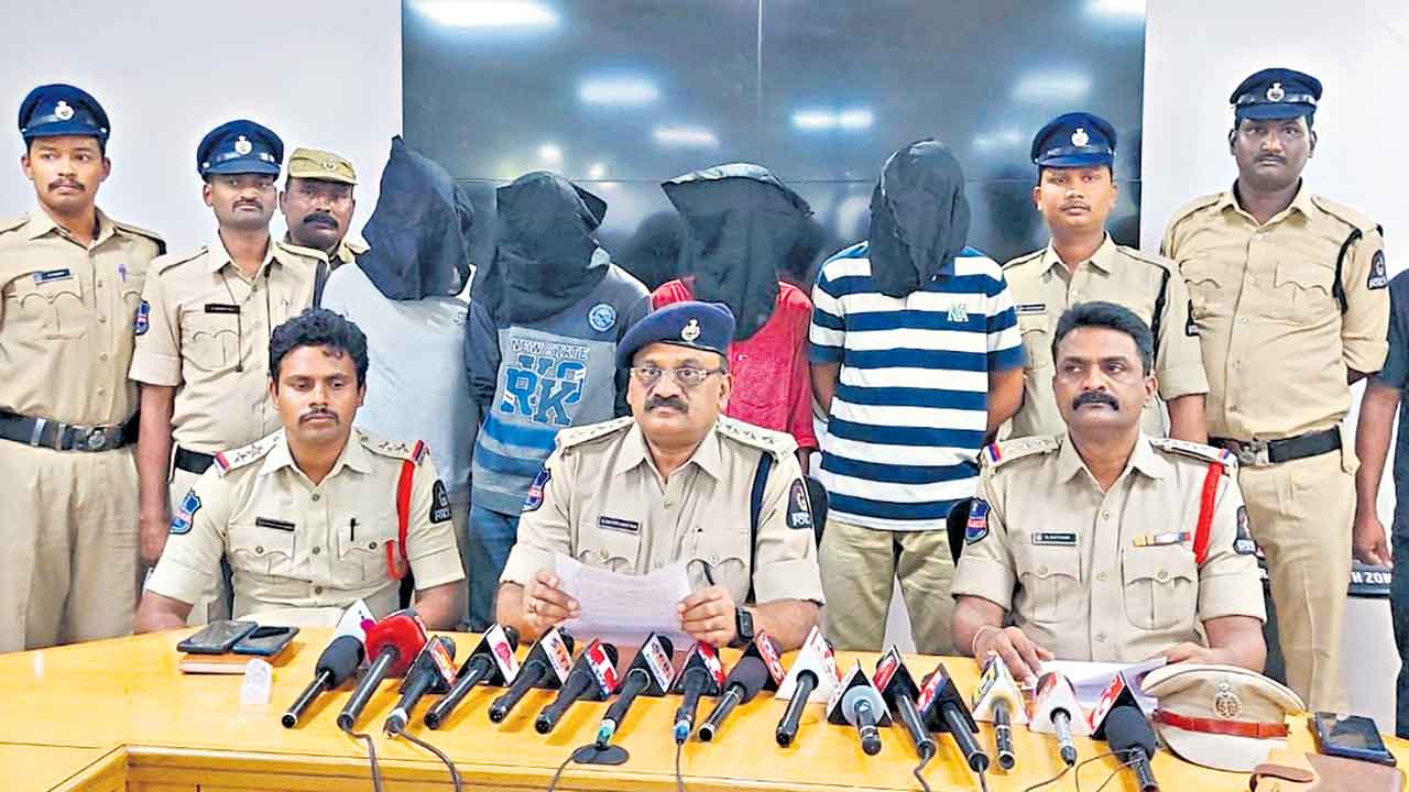 నలుగురు బైక్ దొంగల అరెస్ట్